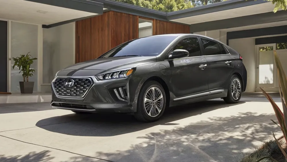 Hyundai Ioniq (có giá 26.800 USD). Ảnh: Hotcars. Hyundai Ioniq (có giá 26.800 USD). Ảnh: Hotcars.