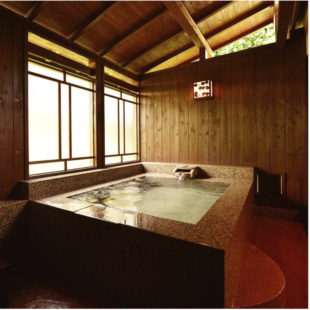 Tắm suối nước nóng ở Hakone. Ảnh: Thetravel.