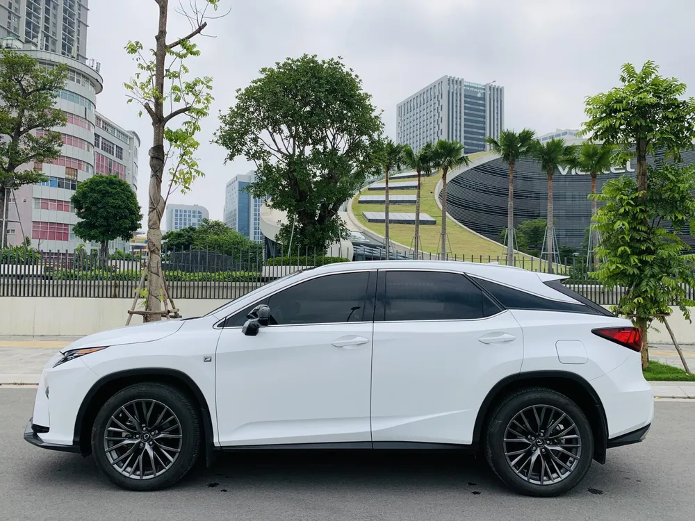 Lexus RX 350 2012 là một chiếc xe hạng sang. Ảnh: Motorbiscuit.
