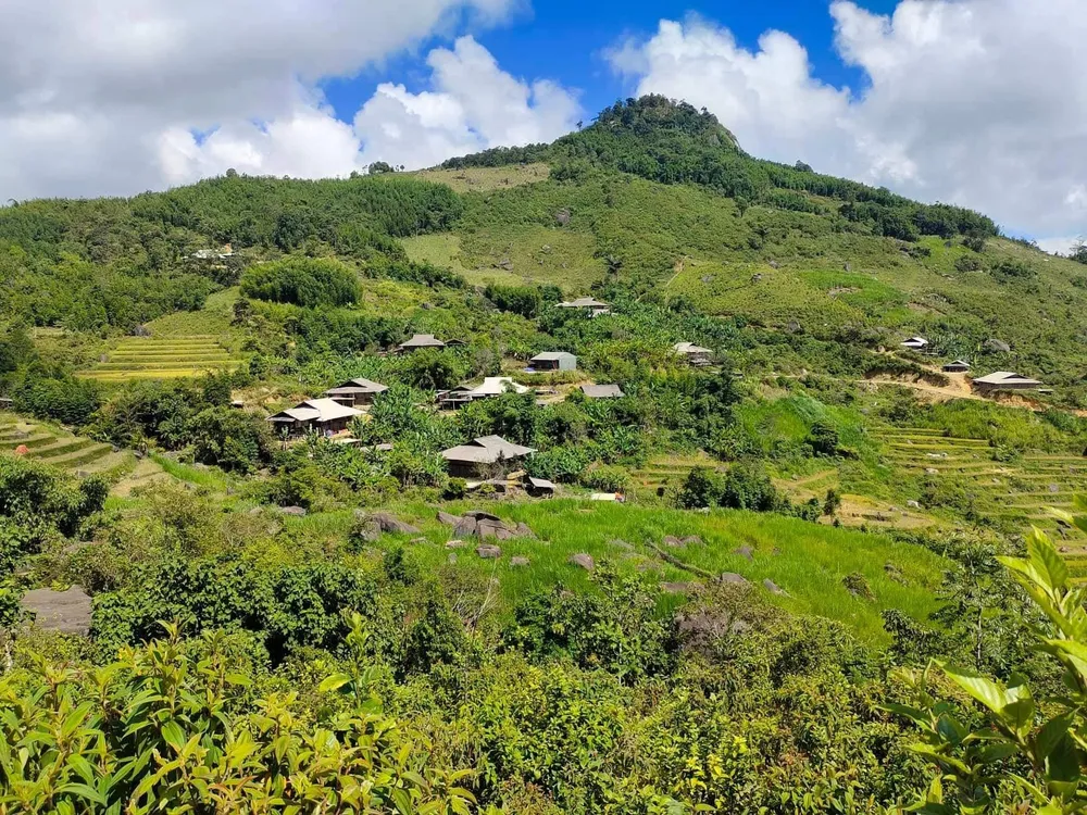 Bản Hồng Mú nằm e ấp bên những thửa ruộng bậc thang. Ảnh: Thanh Hảo.