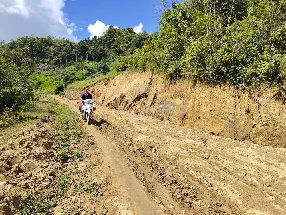 Đường đi lại chưa được thuận lợi. Ảnh: Thanh Hảo.