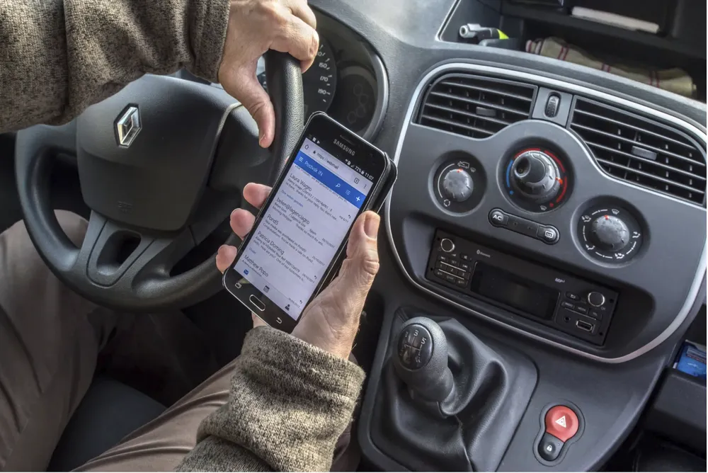 Nhắn tin khi đang lái xe. Ảnh: Motorbiscuit. Nhắn tin khi đang lái xe. Ảnh: Motorbiscuit.