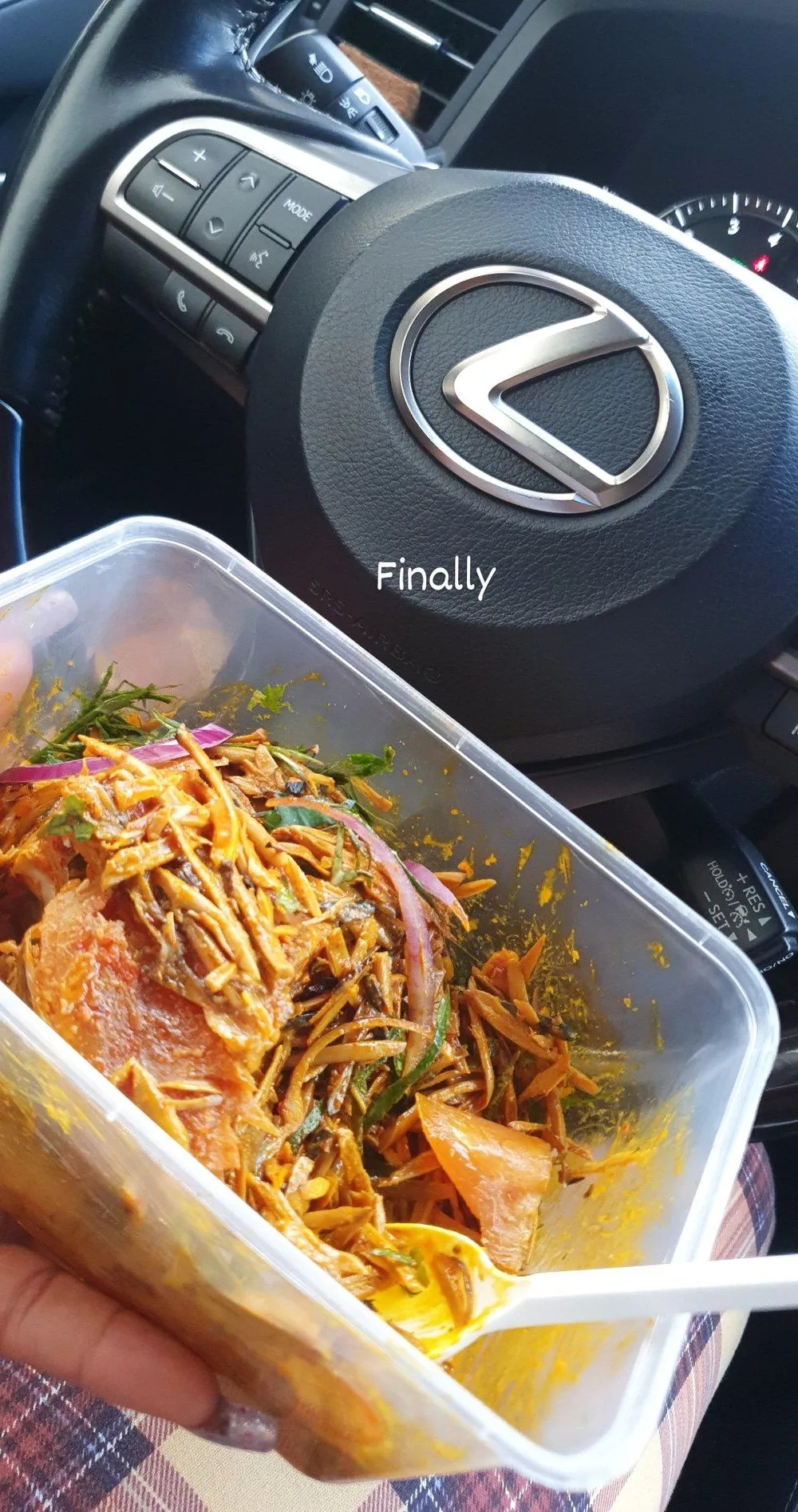 Vừa ăn vừa lái xe. Ảnh: Motorbiscuit. Vừa ăn vừa lái xe. Ảnh: Motorbiscuit.