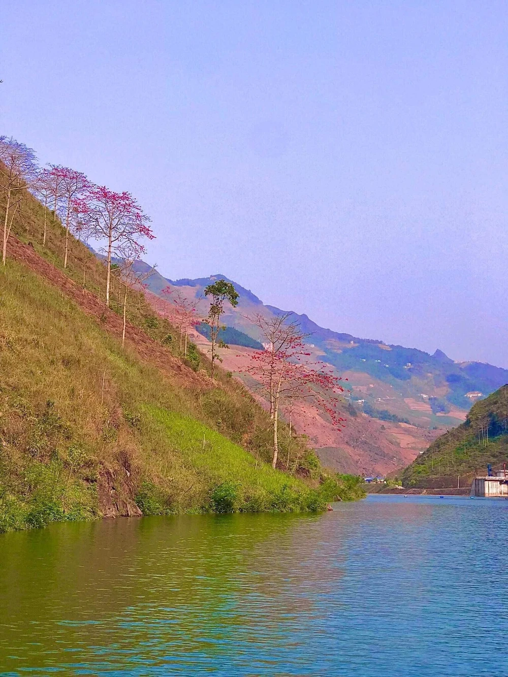 Dù khách dù mệt mỏi nhưng khi nhìn thấy phong cảnh nơi đây dường như đều tan biến hết.