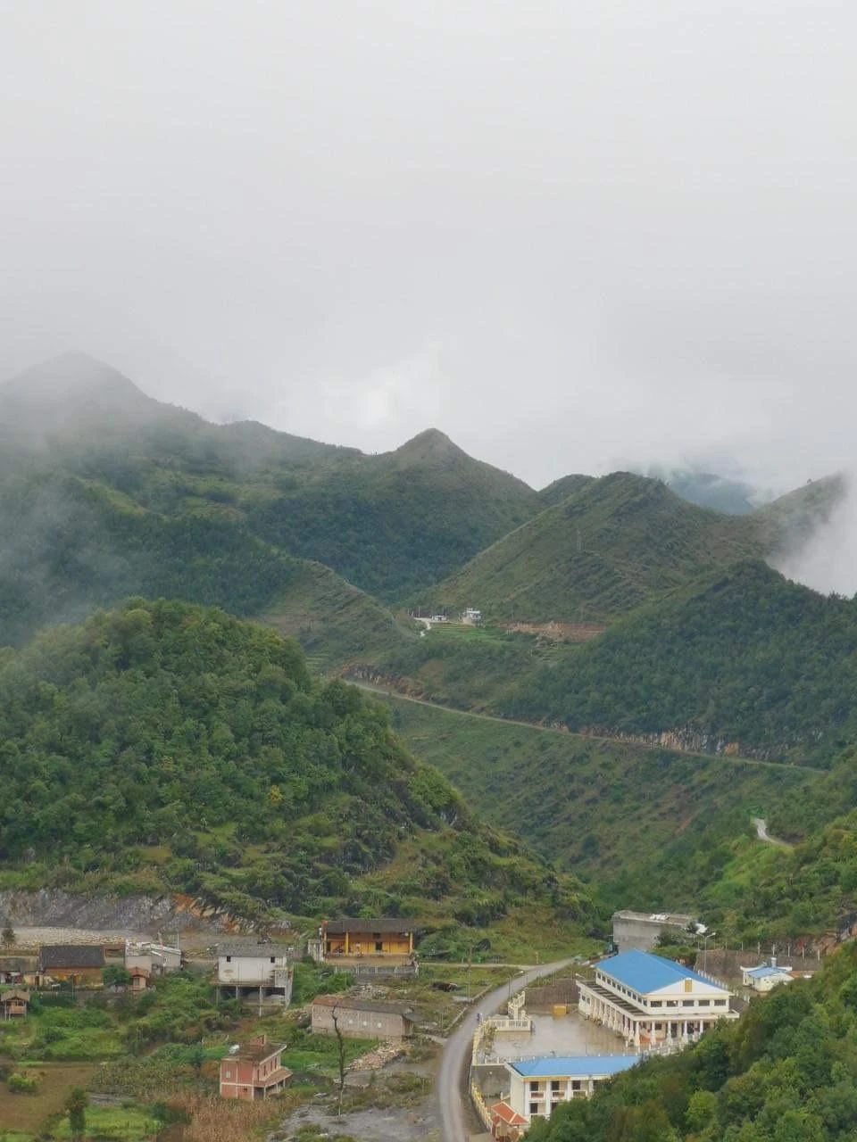 Du khách bị choáng ngợp trước vẻ hùng vĩ nơi đây.