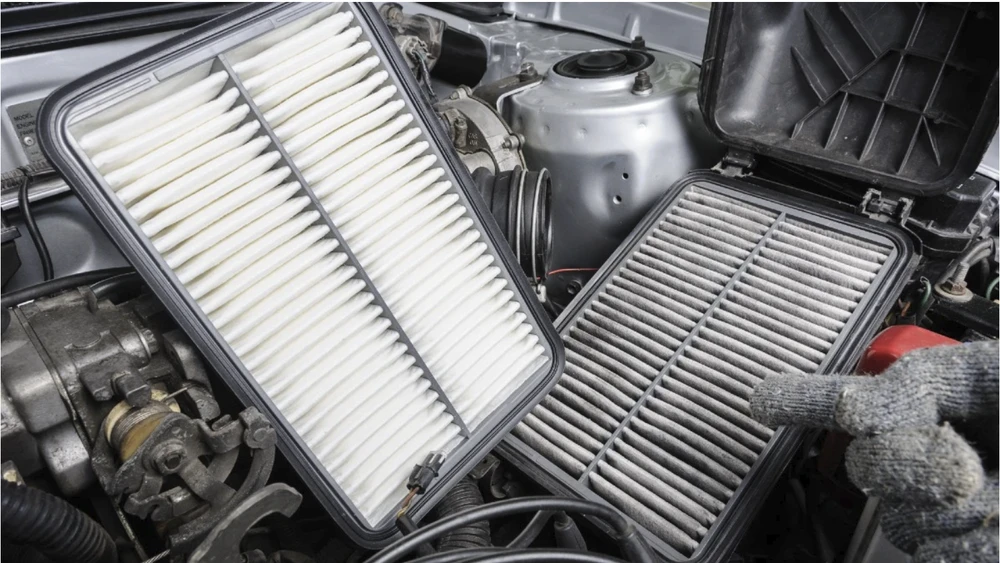 Thay lọc gió động cơ. Ảnh: Motorbiscuit.