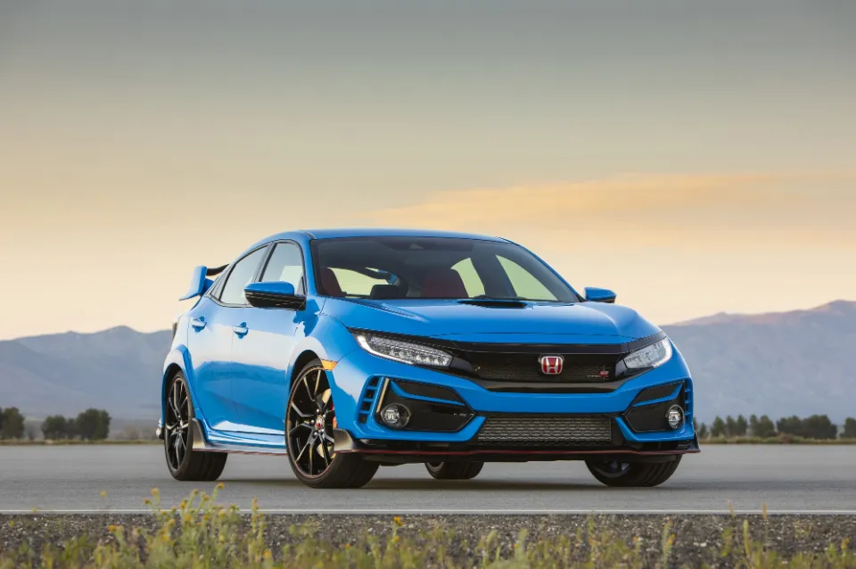 Honda Civic Type R 2021 có khả năng tiết kiệm nhiên liệu cũng tương đương với chiếc Volkswagen Golf R. Ảnh: Motorbiscuit.