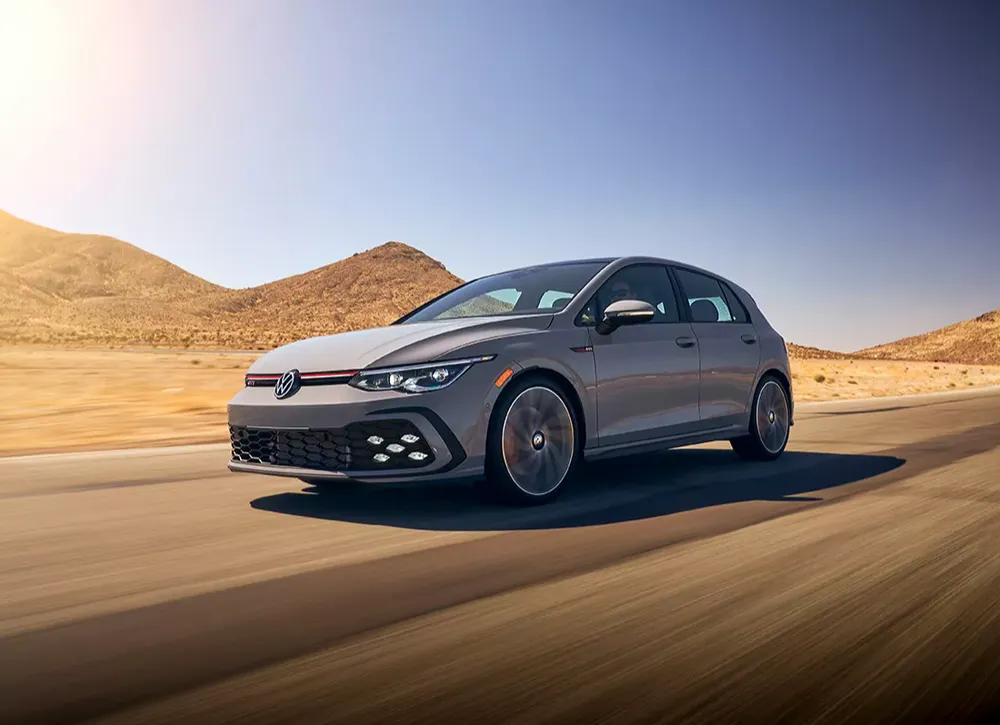 Volkswagen Golf GTI 2022 là một trong những chiếc xe được thiết kế kết hợp giữa tính kinh tế và sức mạnh để biến nó trở thành một tên tuổi hàng đầu trong phân khúc hot hatch. Ảnh: Motorbiscuit.