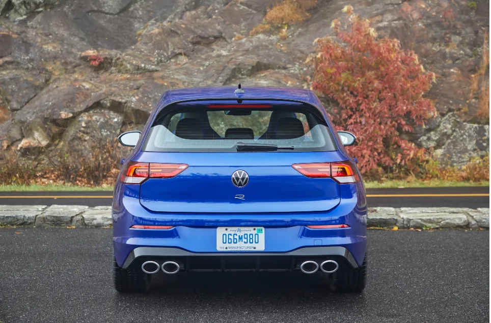 Chiếc xe này có khả năng tăng tốc từ 0 đến 60 dặm/giờ (tương đương 96 km/h) chỉ trong 3,9 giây và xe sản sinh công suất 315 mã lực. Ảnh: Motorbiscuit.