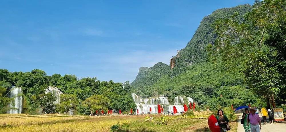 Thác nhìn từ phía xa, đi từ phía ngoài vào thì phía bên trái được gọi là thác phụ và phía bên phải gọi là thác chính.