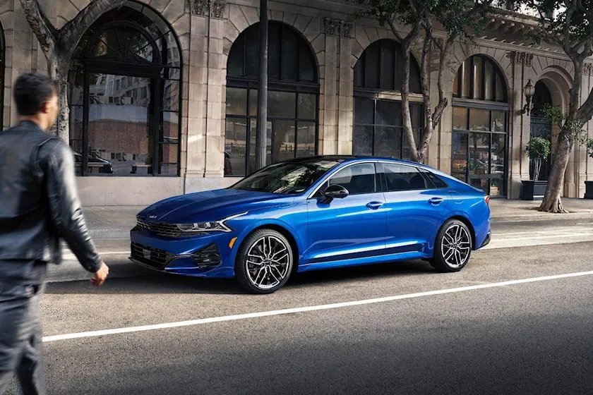 Kia K5. Ảnh: Carbuzz.