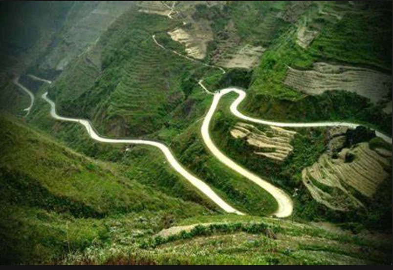 Cung đường ngoằn ngoèo, gấp khúc, uốn lượn theo dãy núi, cảm giác đó thật phiêu và thích thú. Ảnh: Internet. Cung đường ngoằn ngoèo, gấp khúc, uốn lượn theo dãy núi, cảm giác đó thật phiêu và thích thú. Ảnh: Internet.