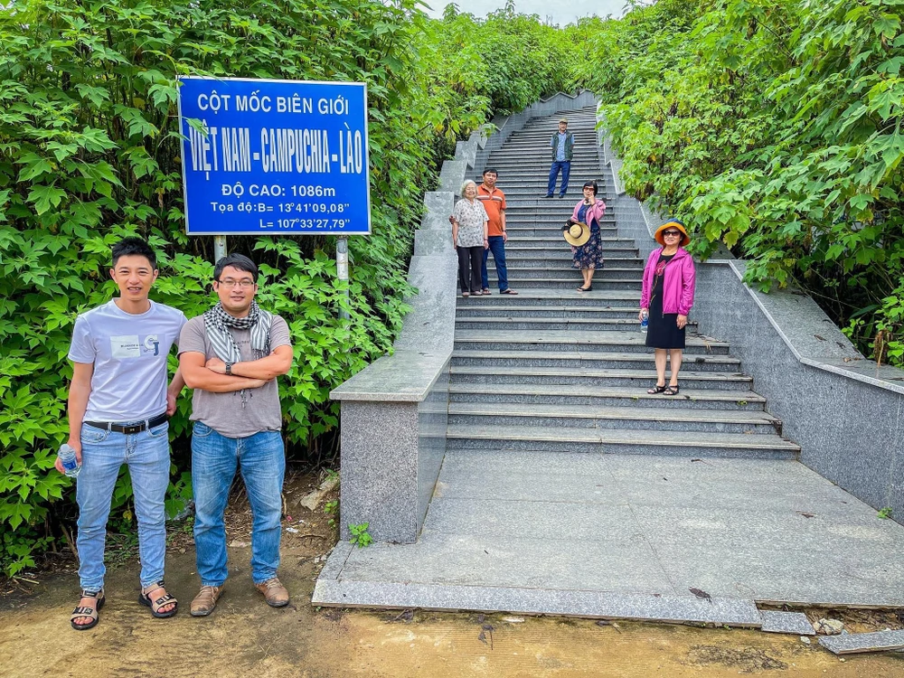 Chàng trai xuyên quốc gia độc hành khiến nhiều người ngưỡng mộ