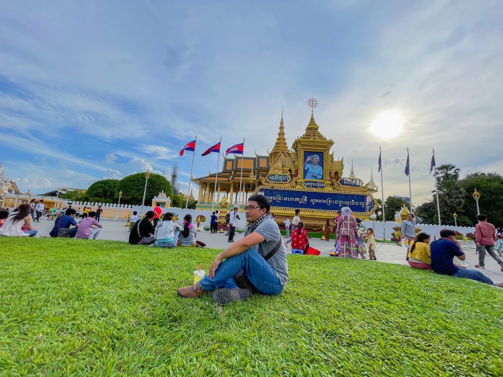 Tận hưởng sự độc đáo và mới lạ trên đất nước láng giềng.