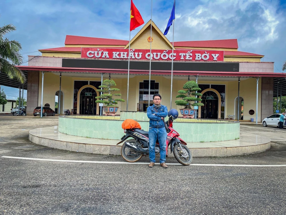 Tony Nguyễn trong chuyến phượt xuyên quốc gia.