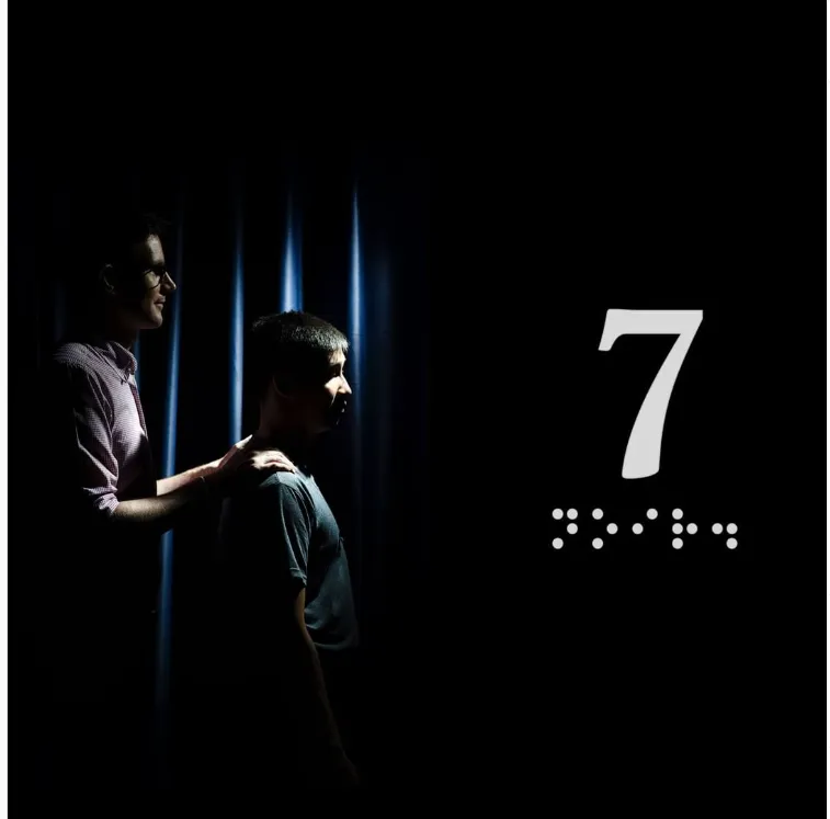 Du khách trải nghiệm thưởng thức món ăn trong bóng tối. Ảnh: Thetravel.