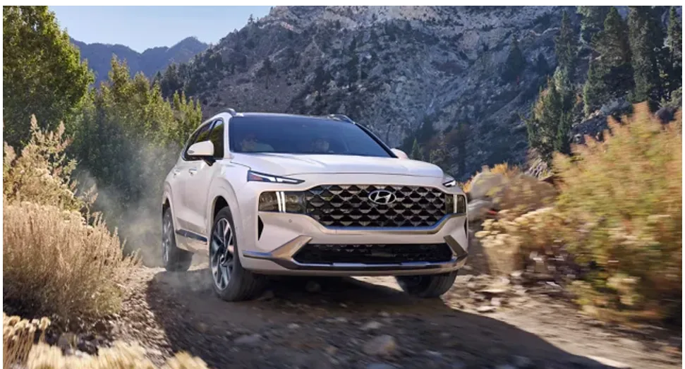 Hyundai Santa Fe 2023 có trang bị thanh ray trên mái. Ảnh: Motorbiscuit.
