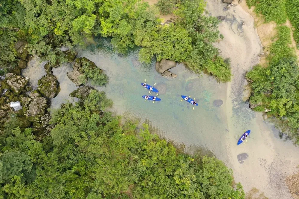 Du khách trải nghiệm bằng thuyền. Ảnh: Lý Hoàng.