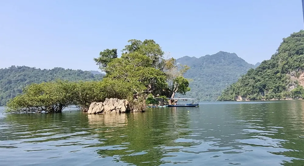 Gò Bà Góa nằm giữa mặt hồ rộng lớn mênh mông.