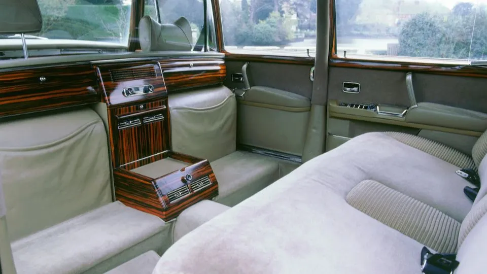 Dùng bàn chải đánh răng để loại bỏ bụi bẩn bám trên những chỗ kín của vải bọc. Ảnh: Motorbiscuit.