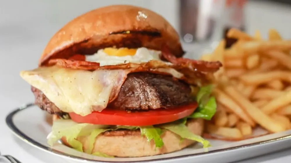 Bánh mì kẹp ăn cùng khoai tây chiên. Ảnh: CNN. Bánh mì kẹp ăn cùng khoai tây chiên. Ảnh: CNN.