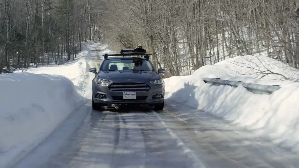 Xe điện đang chạy trong mùa đông có tuyết. Ảnh: Motorbiscuit.