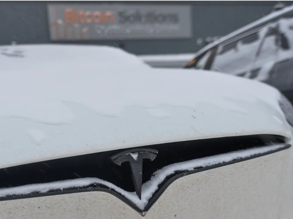 Nên đậu xe trong nhà vào mùa đông. Ảnh: Motorbiscuit.