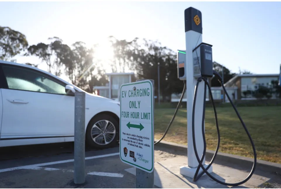 Nên sạc pin xe khi chỉ còn 20 %. Ảnh: Motorbiscuit.