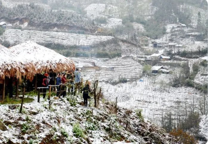 Tuyết bao phủ cả bản làng. Ảnh: Thetravel. Tuyết bao phủ cả bản làng. Ảnh: Thetravel.