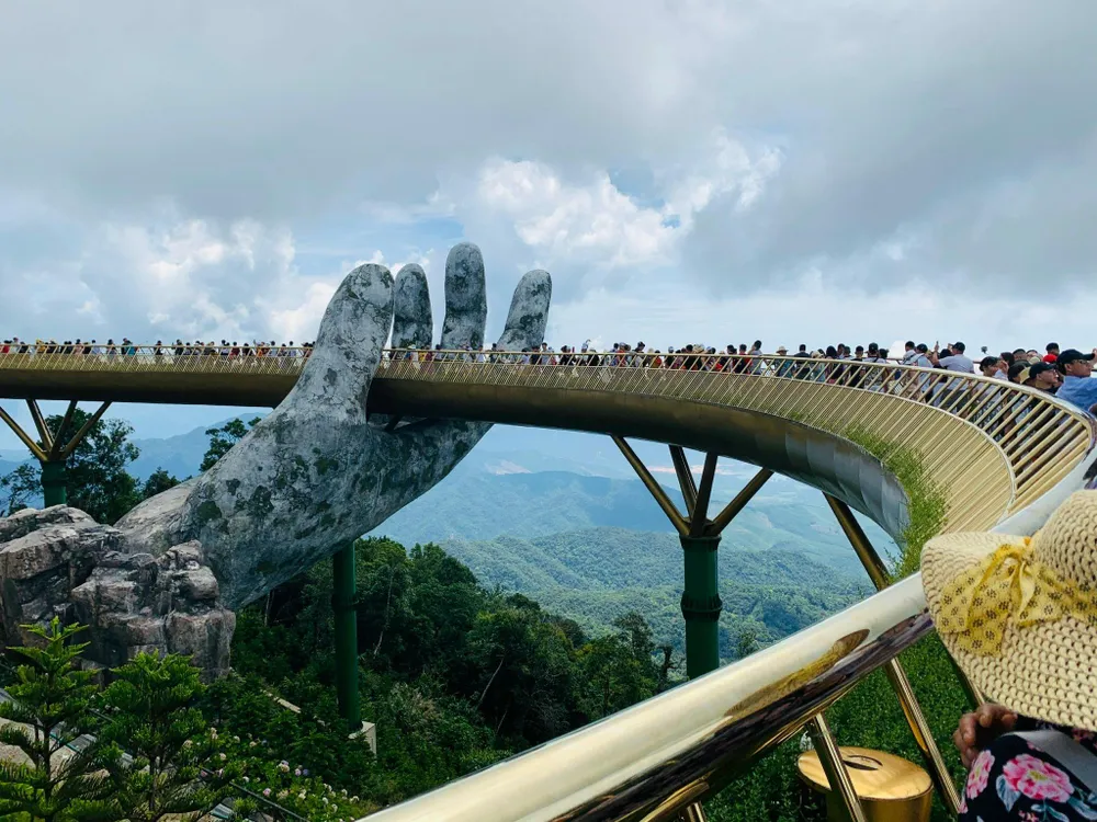 Cầu Vàng trên núi Bà Nà Hills. Ảnh: PHƯƠNG LÊ. Cầu Vàng trên núi Bà Nà Hills. Ảnh: PHƯƠNG LÊ.