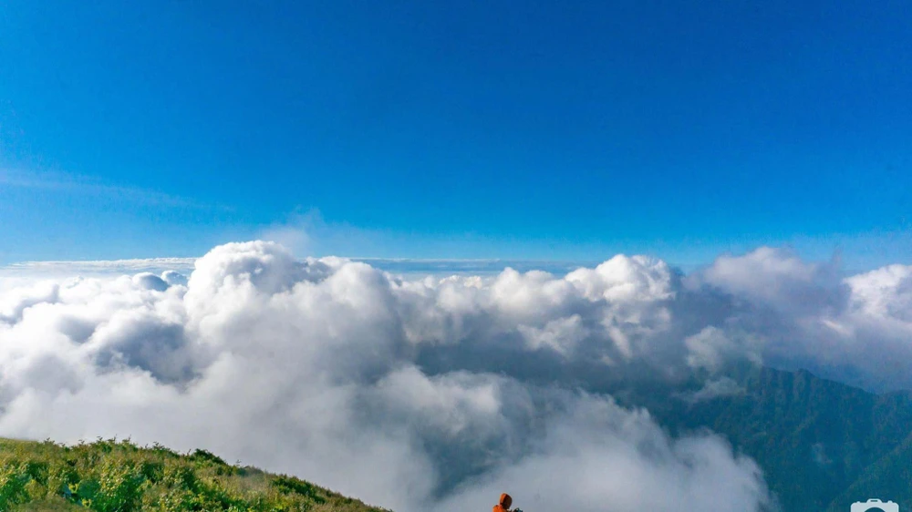 Những đám mây lơ lửng như tà áo trắng khổng lồ.