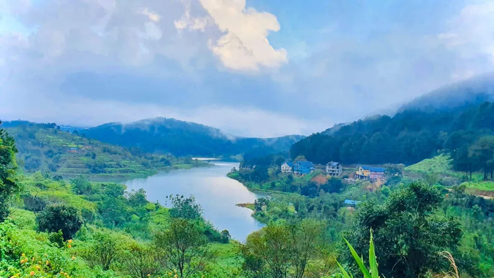 Phong cảnh xung quanh hồ vô cực. Ảnh: KIM PHƯỢNG. Phong cảnh xung quanh hồ vô cực. Ảnh: KIM PHƯỢNG.