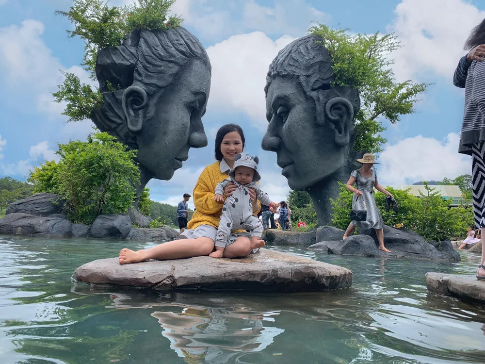 Du khách nhí cũng tranh thủ "check- in" cùng mẹ. Ảnh: Hồ vô cực Đà Lạt. Du khách nhí cũng tranh thủ "check- in" cùng mẹ. Ảnh: Hồ vô cực Đà Lạt.