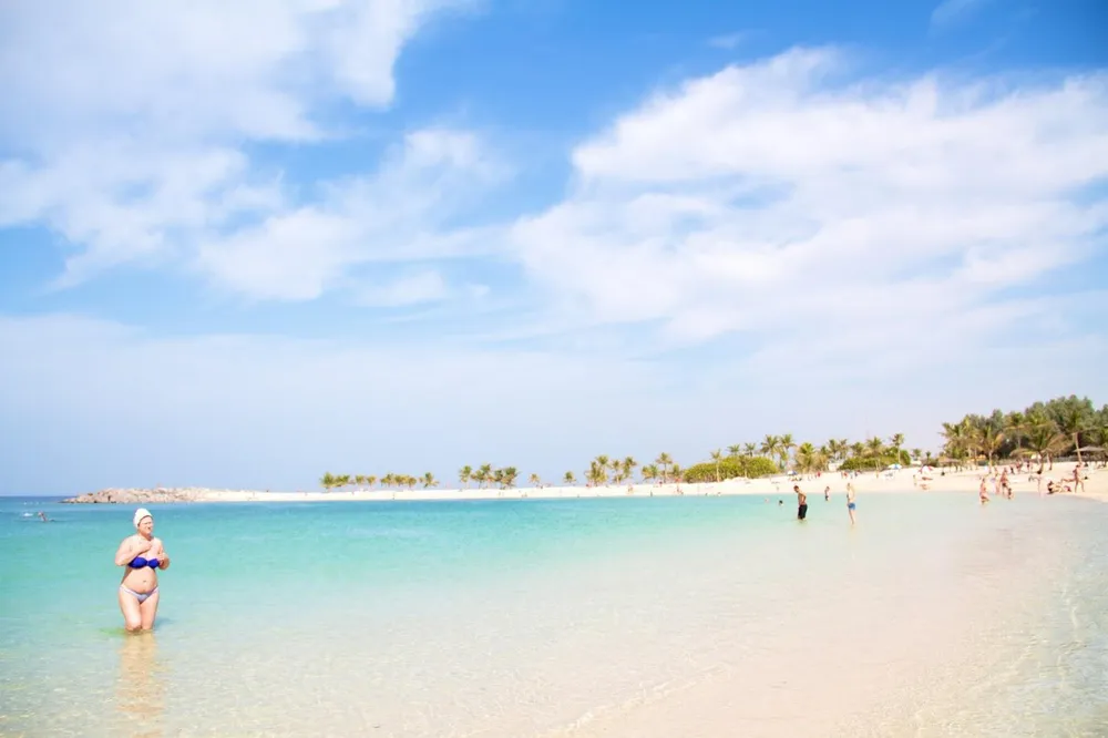 Bãi biển Marina. Ảnh: Thetravel.