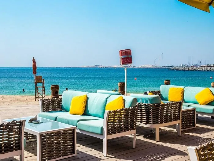 Bãi biển La Mer. Ảnh: Thetravel.