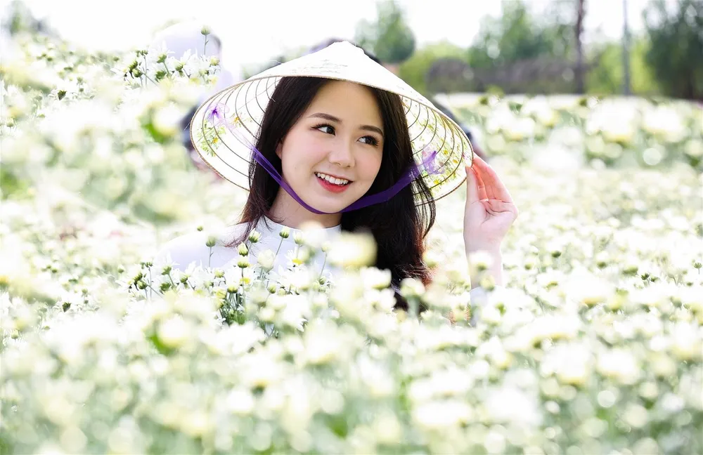 Nụ cười rạng rỡ bên các họa mi. Nụ cười rạng rỡ bên các họa mi.