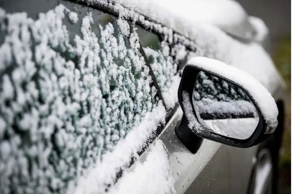 Mùa đông làm chất lỏng động cơ bị đông. Ảnh: Motorbiscuit. Mùa đông làm chất lỏng động cơ bị đông. Ảnh: Motorbiscuit.