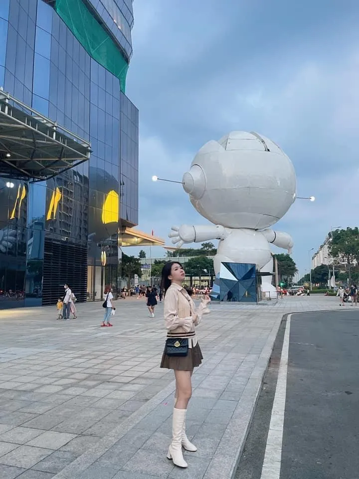 Dù đứng ở góc độ nào, những bức hình chung với robot vẫn luôn nổi bật. Ảnh: Thanh Nga. Dù đứng ở góc độ nào, những bức hình chung với robot vẫn luôn nổi bật. Ảnh: Thanh Nga.