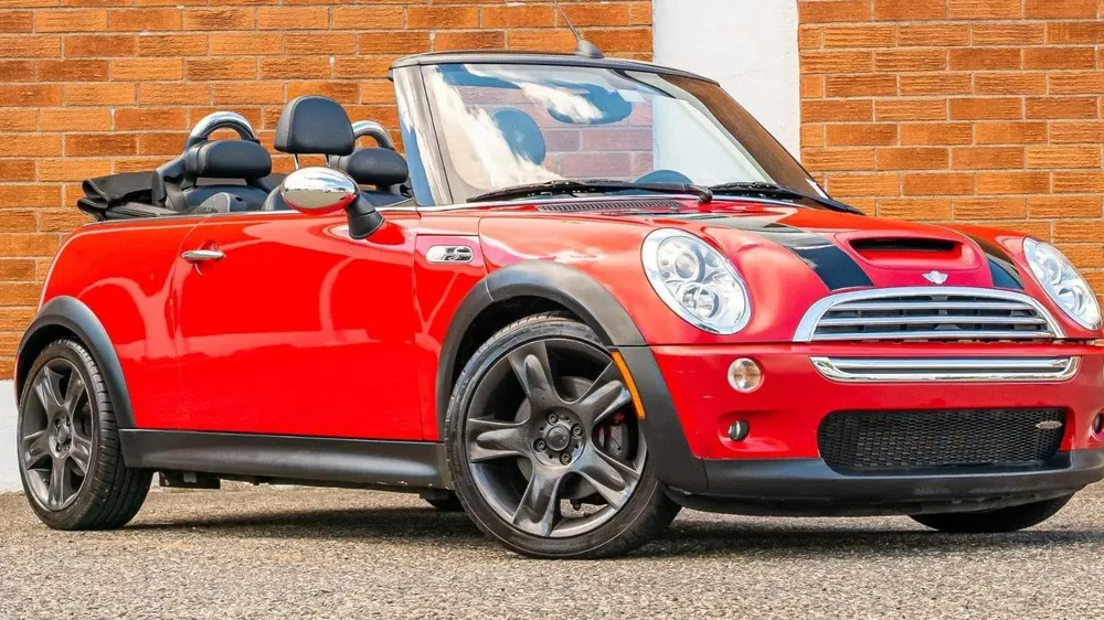 Mini Cooper S JCW có kiểu dáng hầm hố tốt hơn với hộp số sàn 6 cấp. Ảnh: Hotcars.