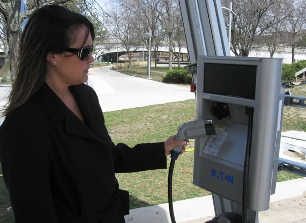 Khách hàng chuẩn bị sạc pin cho xe điện. Ảnh: Motorbiscuit.