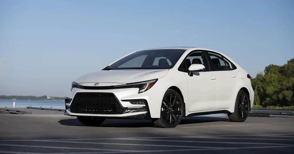 Toyota Corolla 2023 là một chiếc sedan tuyệt vời có thiết kế hiện đại và bóng bẩy. Ảnh: Hotcars.