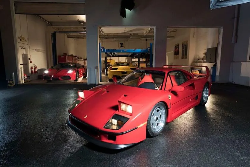 F40 Ferrari được sản xuất tổng cộng có 1.315 chiếc từ năm 1987 đến năm 1992. Ảnh: Carbuzz.