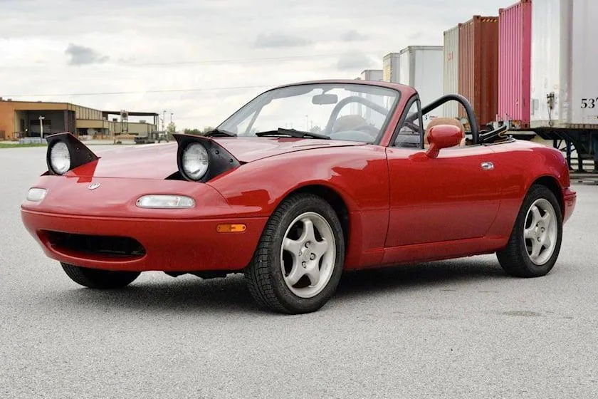 Mazda MX-5 với đèn pha bật lên. Ảnh: Carbuzz.