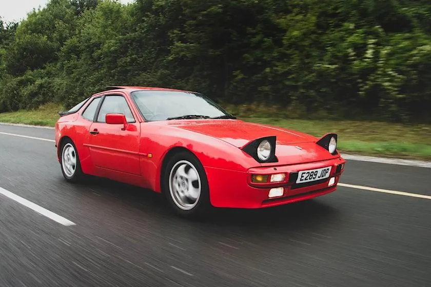 Porsche 944 là một trong những chiếc xe giá rẻ. Ảnh: Carbuzz.