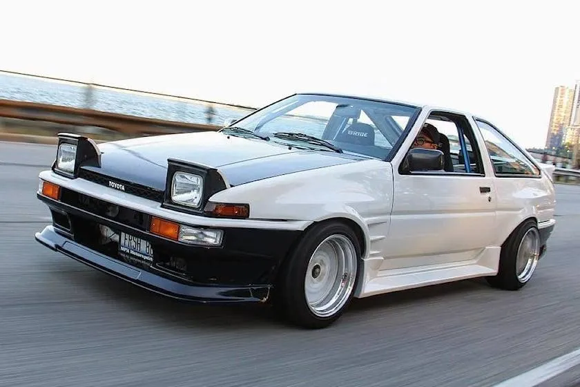 Toyota AE86 Corolla là một trong những chiếc xe mà nhiều người khao khát có được. Ảnh: Carbuzz.