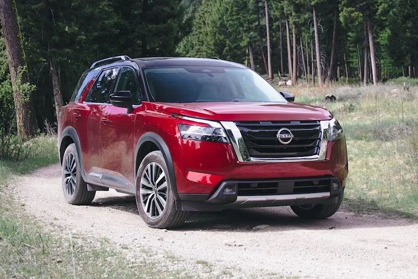 Nissan Pathfinder có khoảng sáng gầm xe hạn chế 7,1 inch. Ảnh: Carbuzz.