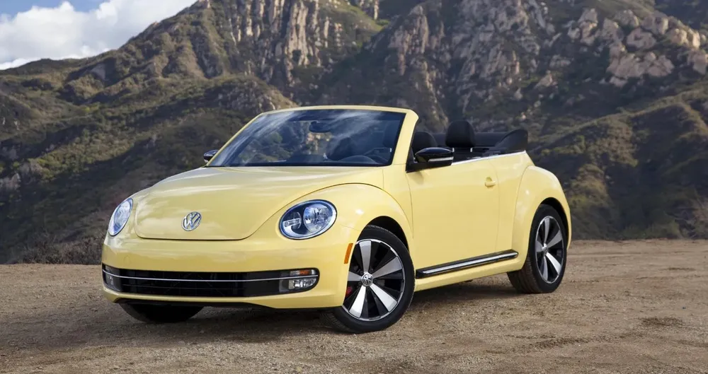 Volkswagen Beetle là một chiếc xe thoải mái, dễ lái và cũng mang nhiều tính thực tế. Ảnh: Hotcars.