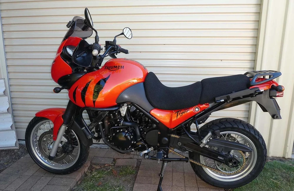 Triumph Tiger 955i 2005 được chế tạo khá đơn giản. Ảnh: Hotcars.