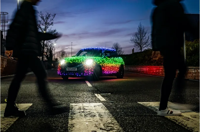 Một chiếc xe Mini Cooper phủ đầy đèn Giáng sinh. Ảnh: Motorbiscuit. Một chiếc xe Mini Cooper phủ đầy đèn Giáng sinh. Ảnh: Motorbiscuit.