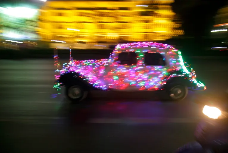 Một chiếc xe cổ điển cũ phủ đầy đèn giáng sinh. Ảnh: Motorbiscuit. Một chiếc xe cổ điển cũ phủ đầy đèn giáng sinh. Ảnh: Motorbiscuit.